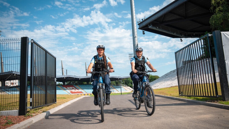 Patrouille à vélo de deux gendarmes au village olympique de Villeneuve-d'Ascq.