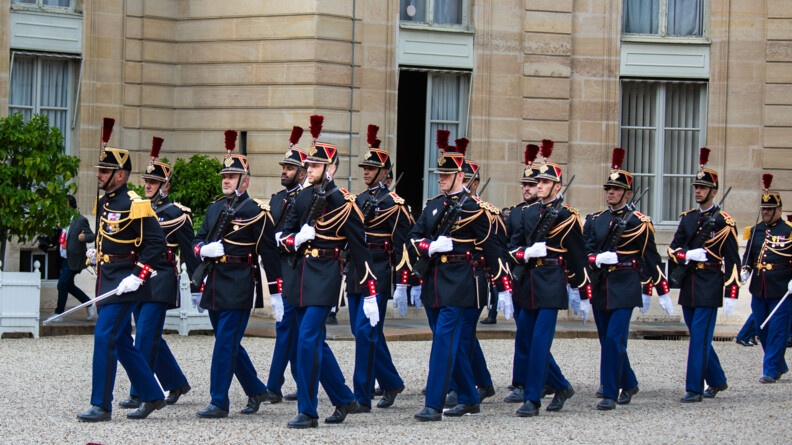 Des gendarmes de la garde en ordre de marche à l'élysée