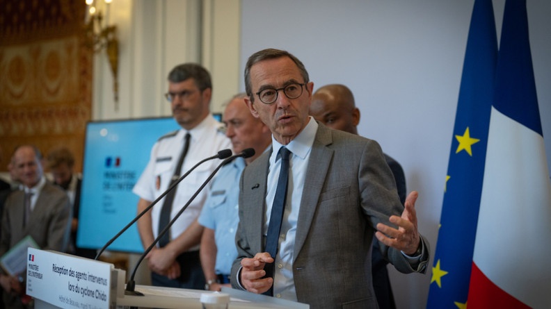 Agrandir l'image Photo de Bruno Retailleau, ministre de l'Intérieur, s'exprimant à un pupitre. Derrière lui se tient le directeur général de la gendarmerie national.