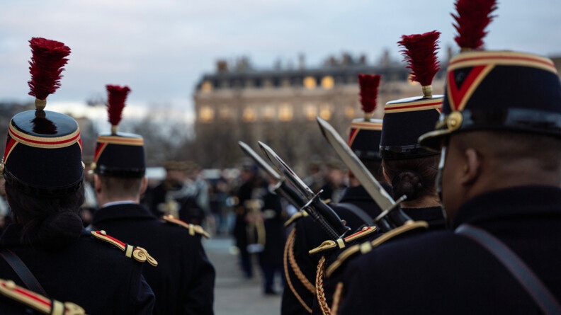 Gardes r&eacute;publicains en grande tenue, ba&iuml;onnette au fusil, vus de dos.