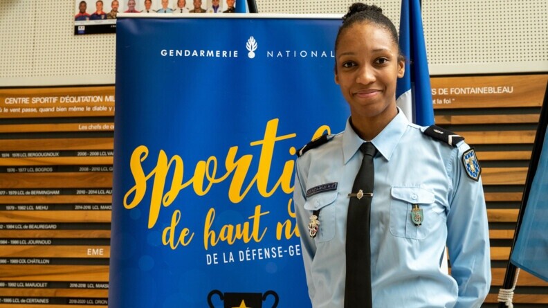 Agrandir l'image Photo d'Althéa Laurin en tenue gendarmerie à la direction générale de la gendarmerie nationale