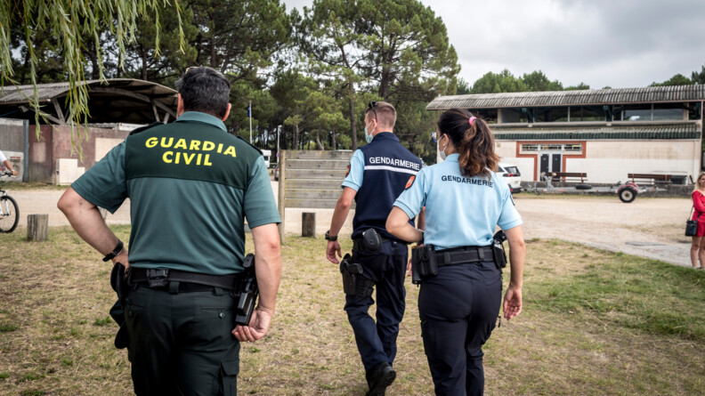 Durant un DEPP, un gendarme de la Guardia Civil travail au cot&eacute; des gendarmes fran&ccedil;ais.