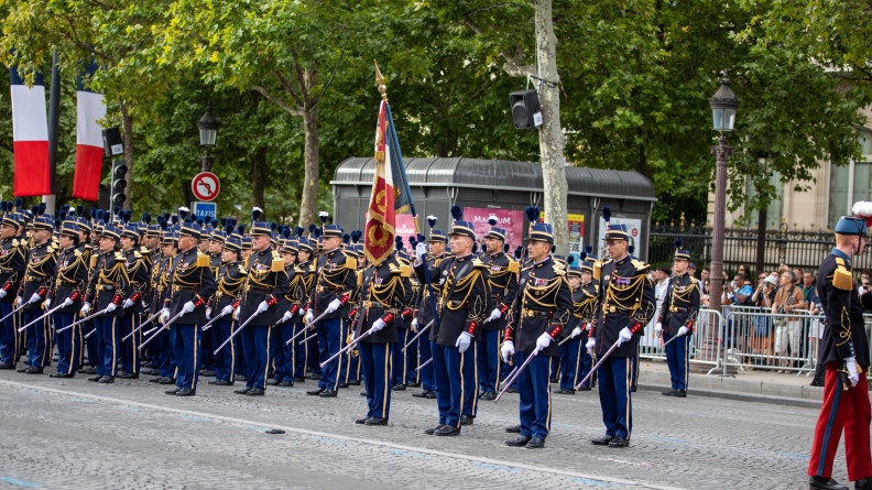 Agrandir l'image Garde au drapeau de l'AMGN avec le drapeau de la Gendarmerie nationale.