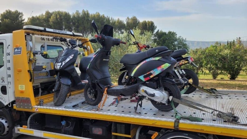 Agrandir l'image Saisie de trois scooters à Trets par les gendarmes de la compagnie d'Aix-en-Provence, qui seront ensuite détruits.