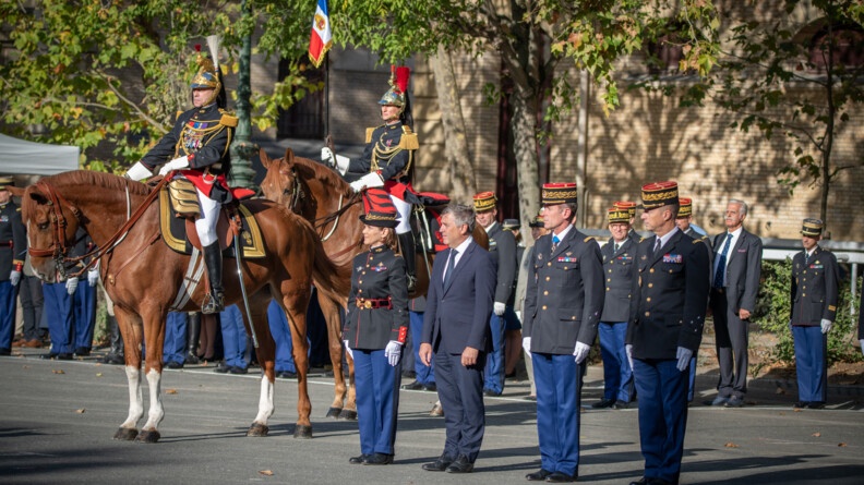 A gauche , l'un derrière l'autre, deux cavaliers de la Garde républicaine. A droite de l'image, trois généraux de gendarmerie et un civil