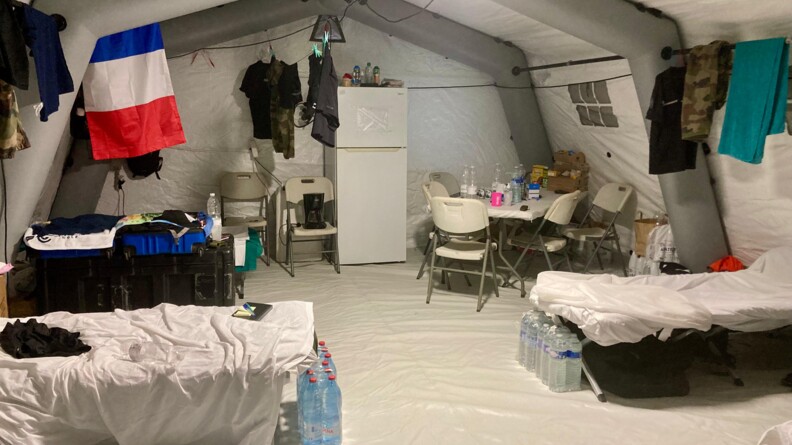 H&eacute;bergements install&eacute;s dans le gymnase de Pamandzi pour les gendarmes mobiles et les gendarmes des Compagnies de marche qui &eacute;taient h&eacute;berg&eacute;s dans le lyc&eacute;e de Pamandzi.
