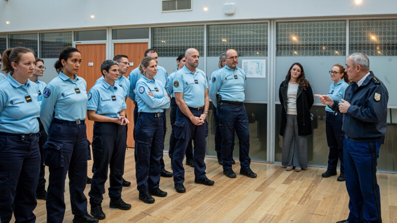 Le Directeur g&eacute;n&eacute;ral de la gendarmerie nationale &eacute;change avec les stagiaires de la formation VIF au Centre national de formation de la police judiciaire.