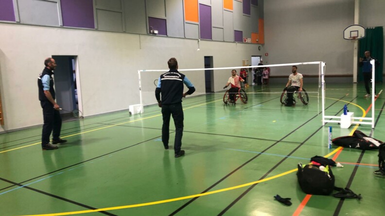 Les gendarmes et Thomas effectuent une s&eacute;ance d'entrainement de badminton ensemble.