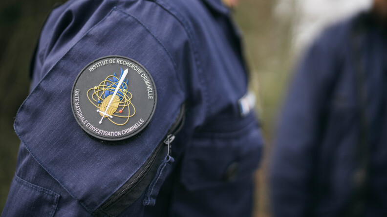 Zom sur un &eacute;cusson IRCGN port&eacute; sur une combinaison bleu marine