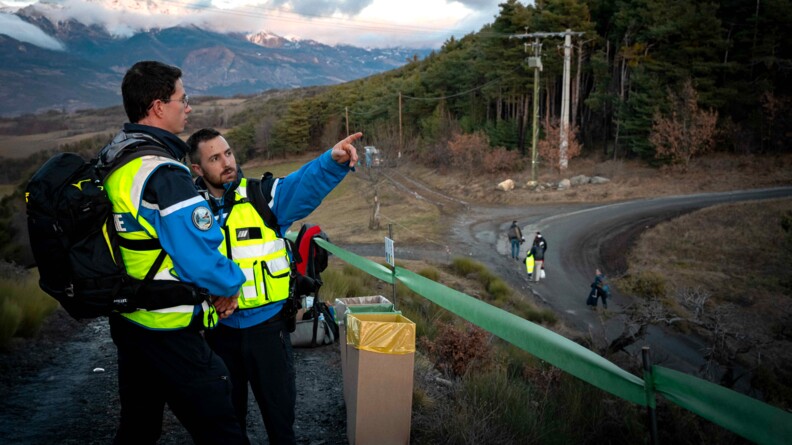 Le mar&eacute;chal des logis-chef (MDC) Damien et le gendarme Nicolas de la brigade enqu&ecirc;te environnement de Serre-Pon&ccedil;on.