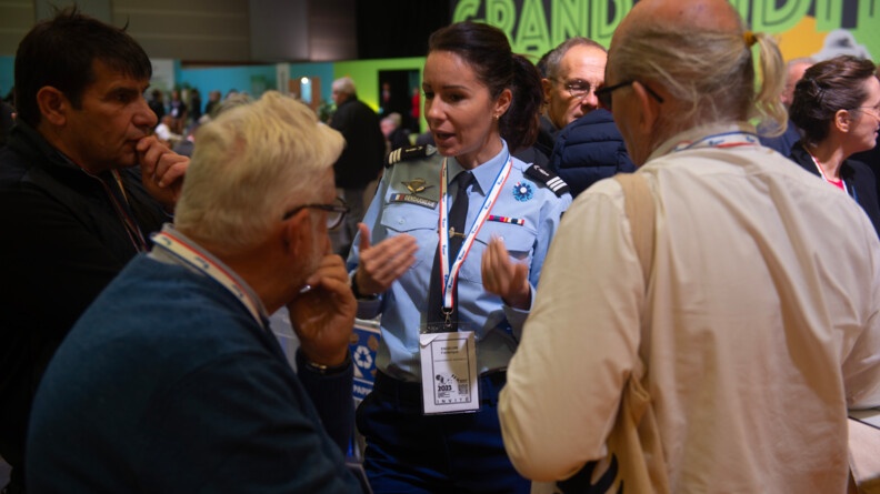 La capitaine Frédérique Engelvin, cheffe du Département prévention et partenariats du CESAN, en charge de l’accompagnement des élus, échange avec des élus lors du Salon des maires 2023.