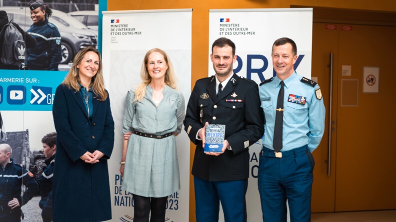 Remise du 3e prix du roman de la gendarmerie à la Direction générale de la gendarmerie nationale, au lieutenant-colonel Robin Fischhoff, avec à sa droite Lorraine de Plunkett, éditrice aux  Éditions Plon, et Céline Thoulouze, directrice des Éditions Plon, et à sa gauche le général Tony Mouchet, Général adjoint au major général de la gendarmerie nationale.
