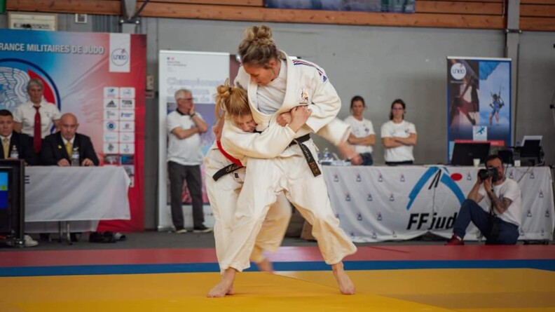 Agrandir l'image Deux judokates lors d'un combat sur un tatami jaune
