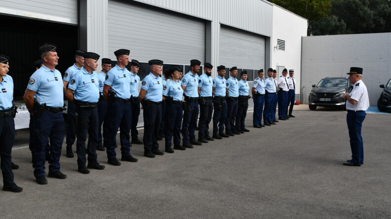 Le directeur g&eacute;n&eacute;ral de la gendarmerie nationale entour&eacute; de nombreux gendarmes en tenue d'intervention, discute