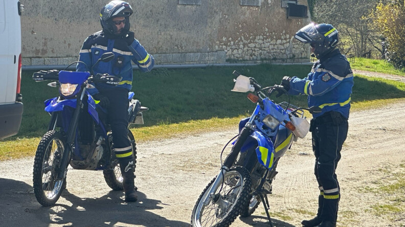 Deux motocyclistes de la gendarmerie avec des motos tout terrain