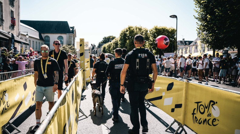 Un chien REXPEMO en patrouille dynamique avec le PIGR.