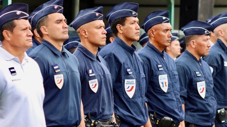 Photo repr&eacute;sentant des policiers fran&ccedil;ais align&eacute;s lors d'une cr&eacute;r&eacute;monie
