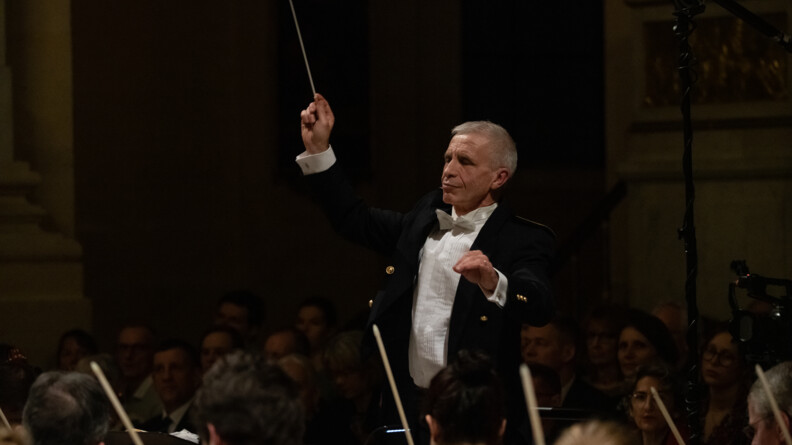Image de face du chef d'orchestre de la Garde républicaine