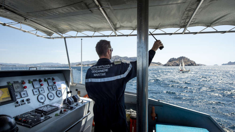 Gendarme maritime de dos sur une vedette en mer