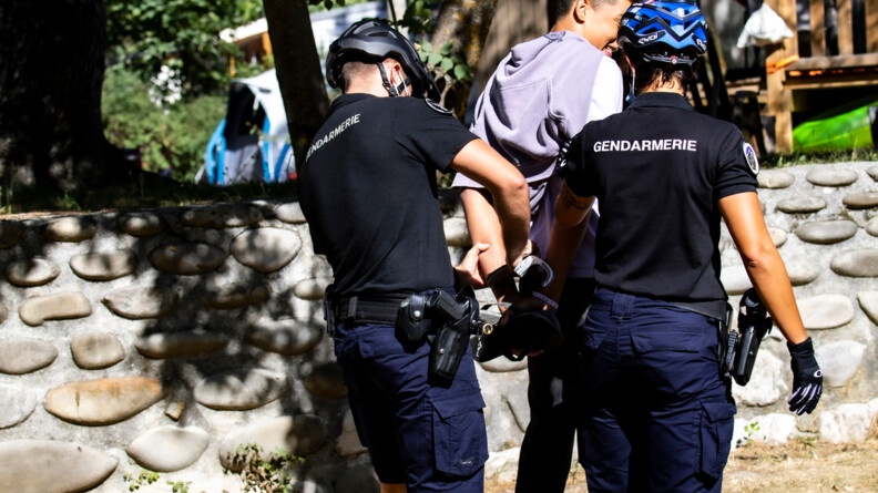 Les gendarmes du PSIG de Castellane interpellent un jeune homme au camping du Domaine du Verdon. A la suite d'une rixe survenue la nuit précédente, il était convoqué à la gendarmerie mais ne s'était pas présenté à l'heure dite.