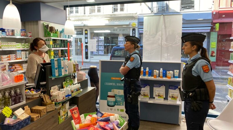 Agrandir l'image Garder le contact est essentiel, comme ici dans une pharmacie du Calvados.