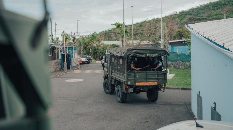 Un camion de gendarmerie kaki quitte la brigade en direction du terrain.
