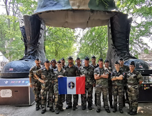 L’équipe devant le casque qui orne l’entrée du camp Heumensoord