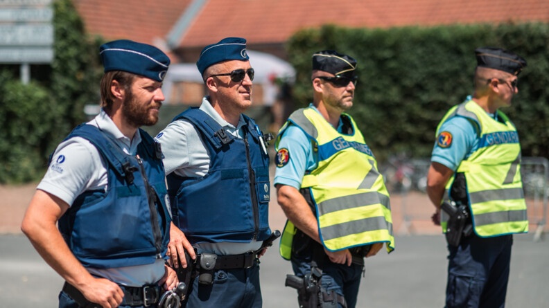 Gendarmes français et policiers belges sécurisant le passage du Tour dans le Nord.jpg