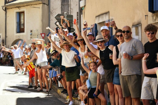 Agrandir l'image La photo représente un public en liesse dans un village lors de l'étape n°16 du tour de France 2025