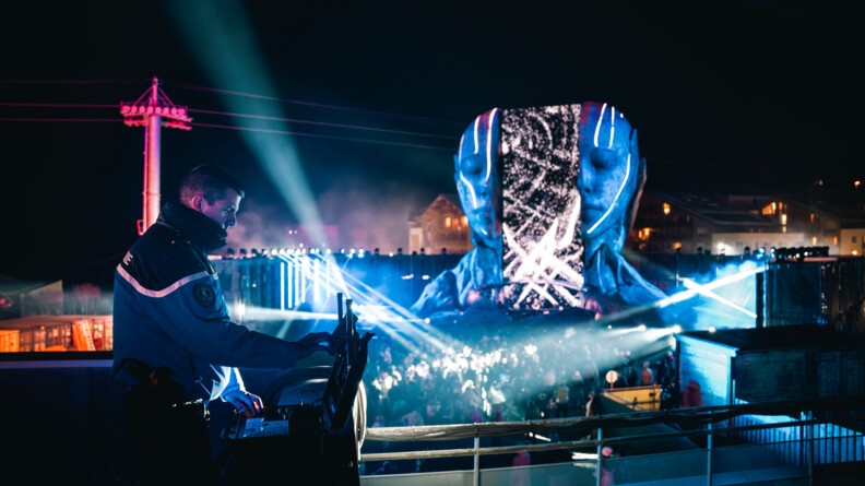 Gendarme opérateur de Lutte anti drone qui surveille son écran au festival Tomorrowland Winter en surplomb de la scène.