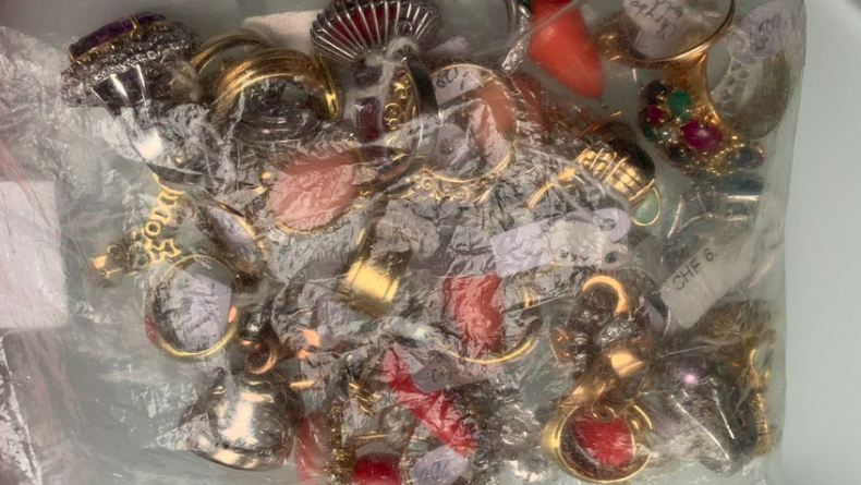 Sachet de bijoux saisis dans le cadre de l'enquête.