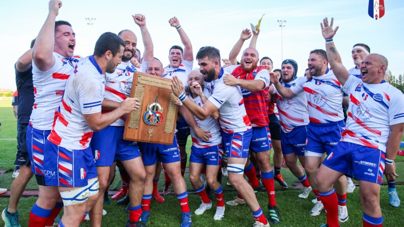 Agrandir l'image Le XV gendarmerie laisse éclater sa joie entourant le trophée du championnat de France militaire de rugby