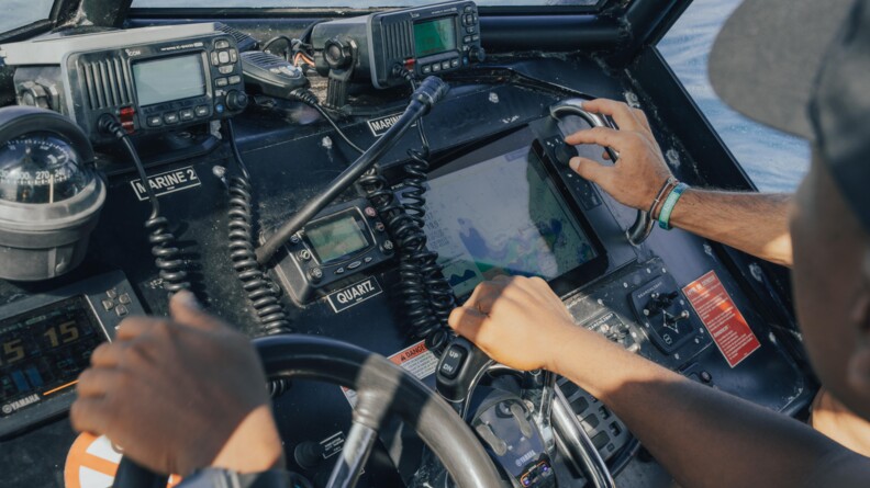 Commandes de la vedette de la Brigade nautique de Pamandzi, &agrave; Mayotte.