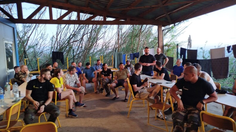 Gendarmes install&eacute;s dans le lyc&eacute;e de Pamndzi &agrave; Mayotte apr&egrave;s le passage du cyclone Chido.