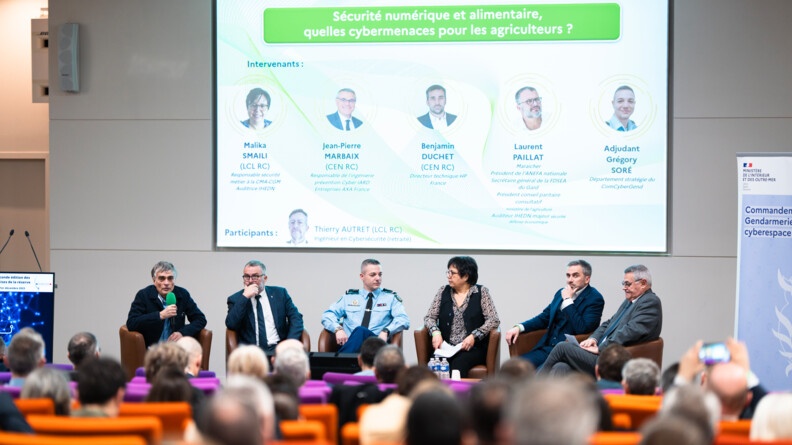 Agrandir l'image Table ronde sur la sécurité alimentaire aux Assises de la réserve cyber, le 1er décembre à la Direction générale de la gendarmerie nationale.