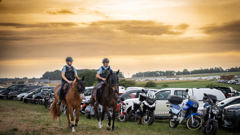 Agrandir l'image Deux gendarmes à cheval sécurisent le parking aux abords du château de Chambord.