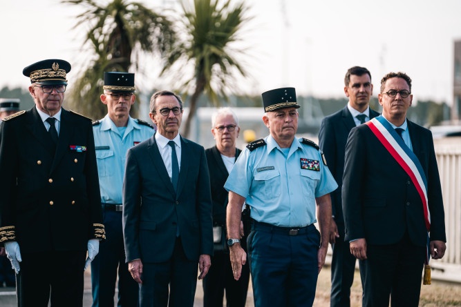 Agrandir l'image Photo du ministre de l'Intérieur, debout, aux côtés de militaires et d'un élu
