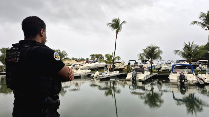 Opération Scopelia en Martinique : gendarme devant une marina