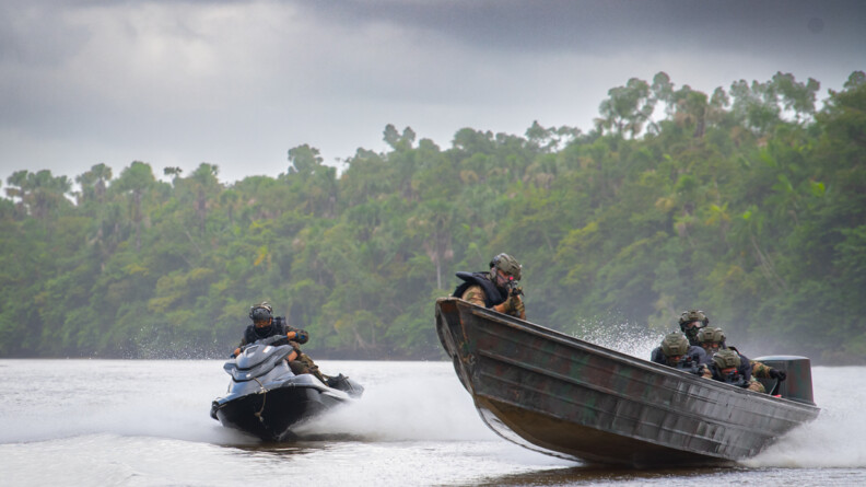 Pirogue et jet-ski engagés sur une opération V2F.