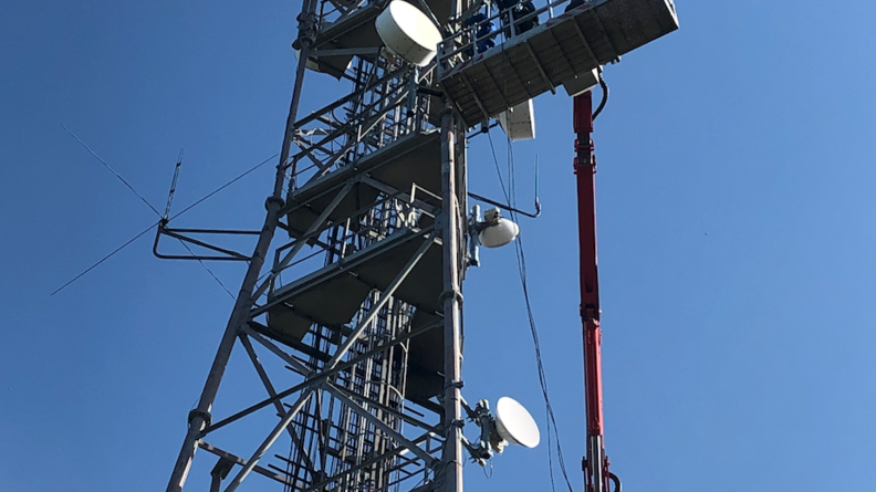 Les techniciens du SCRTA utilisant une nacelle pour réparer les réseaux INPT et RUBIS sur le relais Orange.
