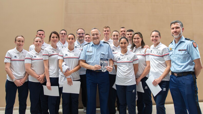 Le général d'armée Christian Rodriguez, Directeur général de la gendarmerie nationale, au milieu des gendarmes sportifs.