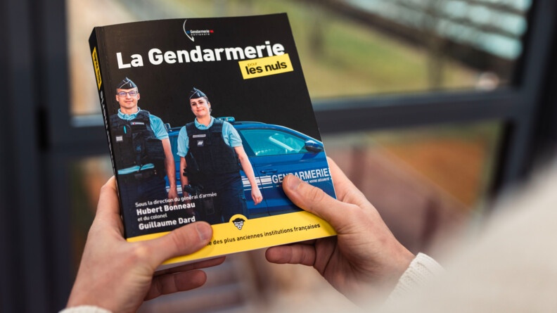 Une personne tenant l'ouvrage dans ses mains.