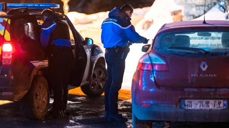 Les gendarmes controlent en pleine nuit un véhicule.