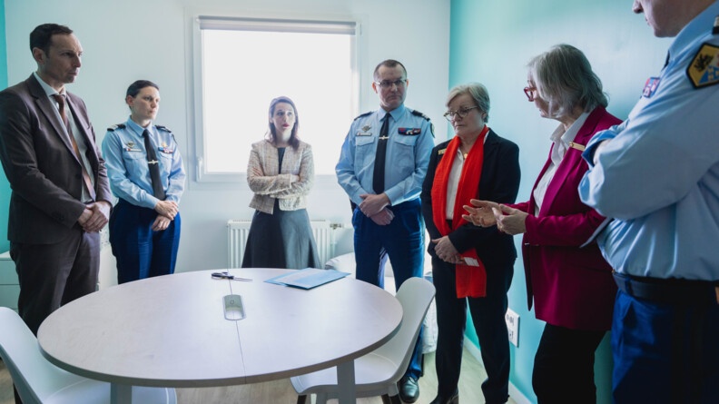 Agrandir l'image Echanges dans la salle Mélanie entre, de gauche à droite : le sous-préfet de Château-Thierry, Stéphane Paccard, la colonelle Claire Boucher, référente nationale VIF de la gendarmerie, la préfète de l’Aisne, Fanny Anor, le colonel Stéphane Aurousseau, commandant du GGD de l'Aisne, les représentantes de l’association Soroptimist et le lieutenant-colonel Sébastien Letellier, officier adjoint commandement et prévention du GGD de l'Aisne.