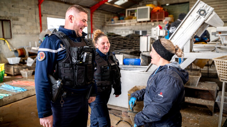 Les militaires de la gendarmerie échangeant avec l'ostréicultrice.