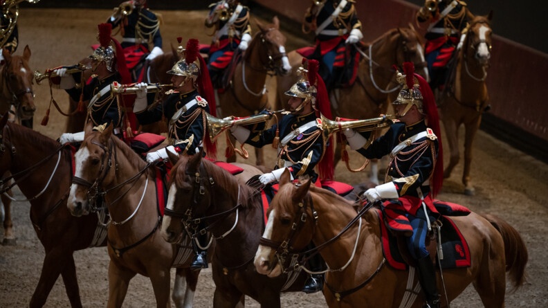 Agrandir l'image Les trompétistes de la Garde républicaine durant le show équestre et toujours face aux élus.