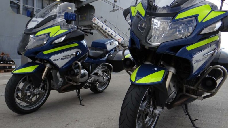 Jusqu&rsquo;à son départ, le PHA Dixmude est escorté par la gendarmerie, sur terre...