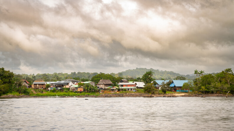 Village amérindien le long du Maroni.