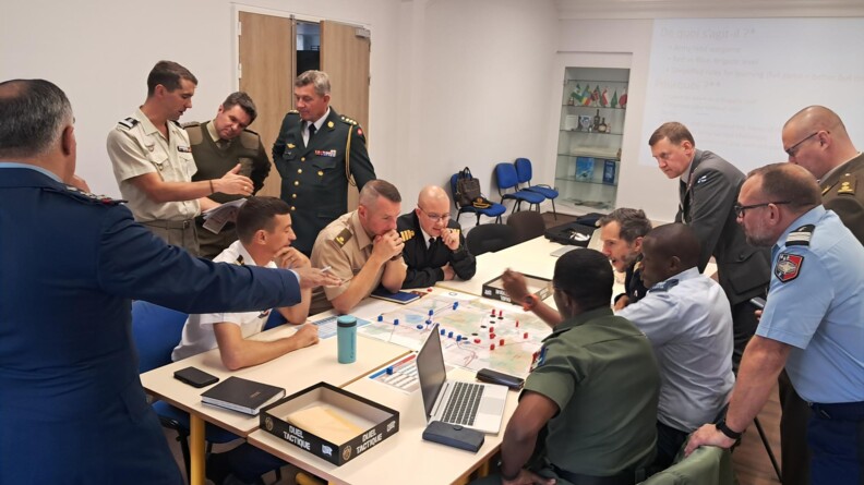 13 officiers de nationalités différentes autour d'une tablea et d'un jeu de duel tactique