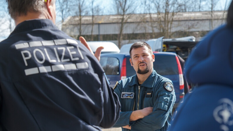 Agrandir l'image Echangent en extérieur entre un gendarme de la SAG et un policier allemand.